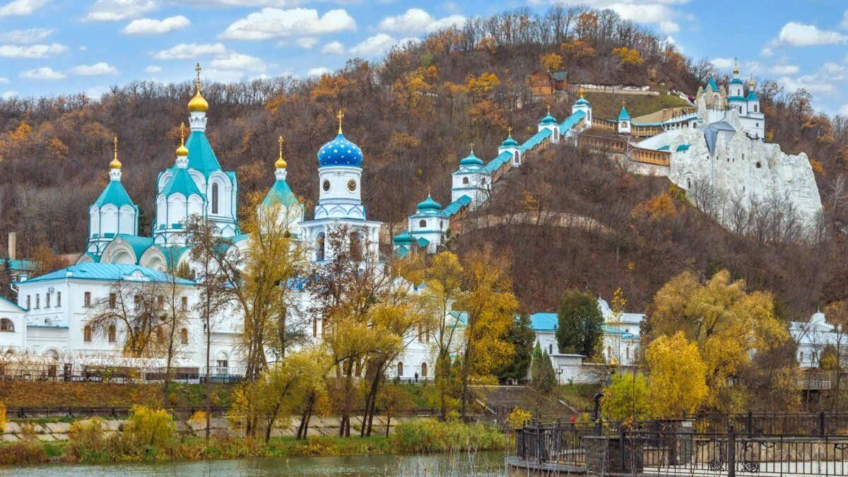 Від обстрілів рашистів постраждала Святогірська Лавра на Донеччині: усередині ховалися люди