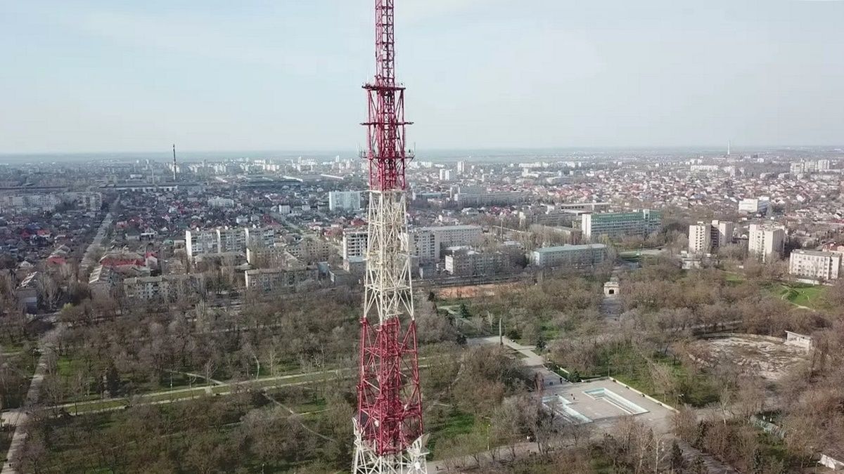 У Рівному бойовики обстріляли телевежу: радіо та телеканали не працюють