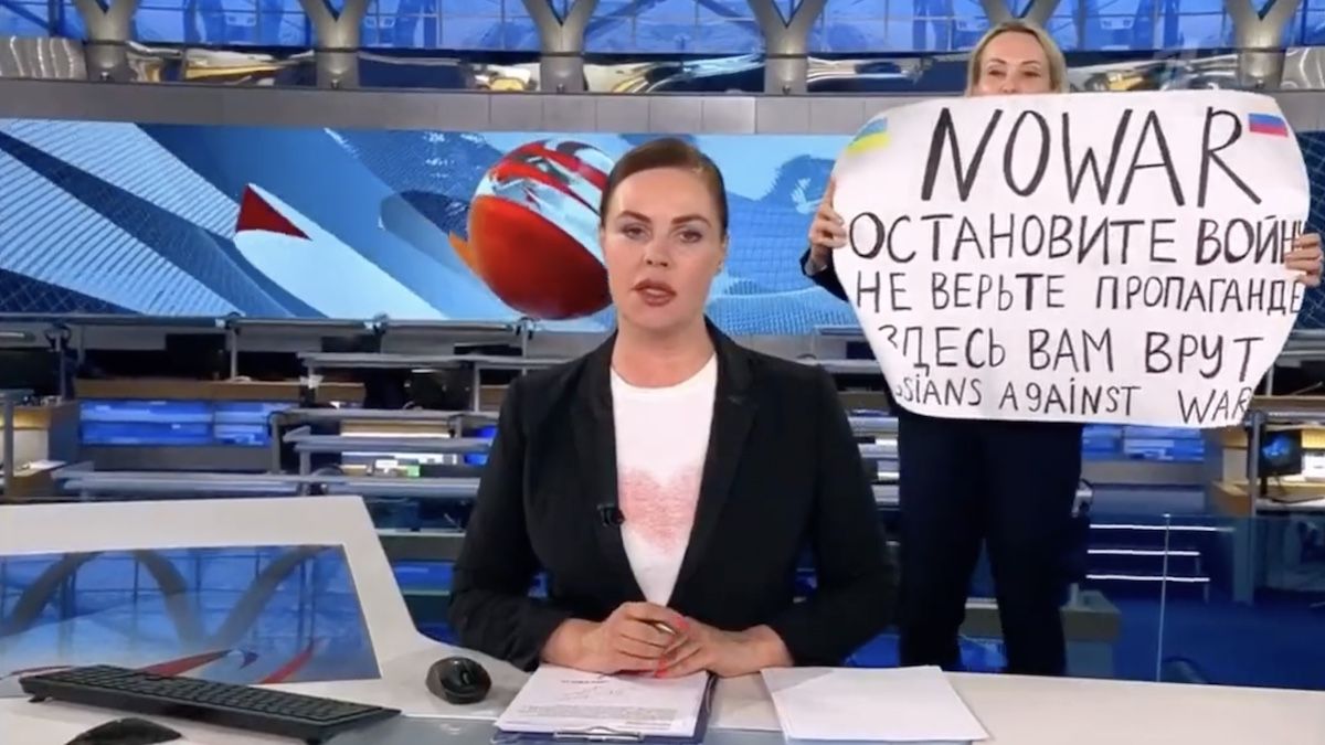 "Зупиніть війну в Україні": в ефір пропагандистських новин російського телевізора прорвалася правда