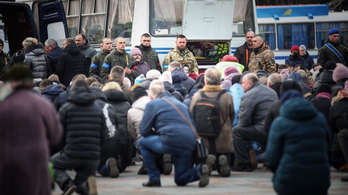 В Ровенской области прощаются с погибшими от авиаударов по телебашне: боевики убили 21 человека