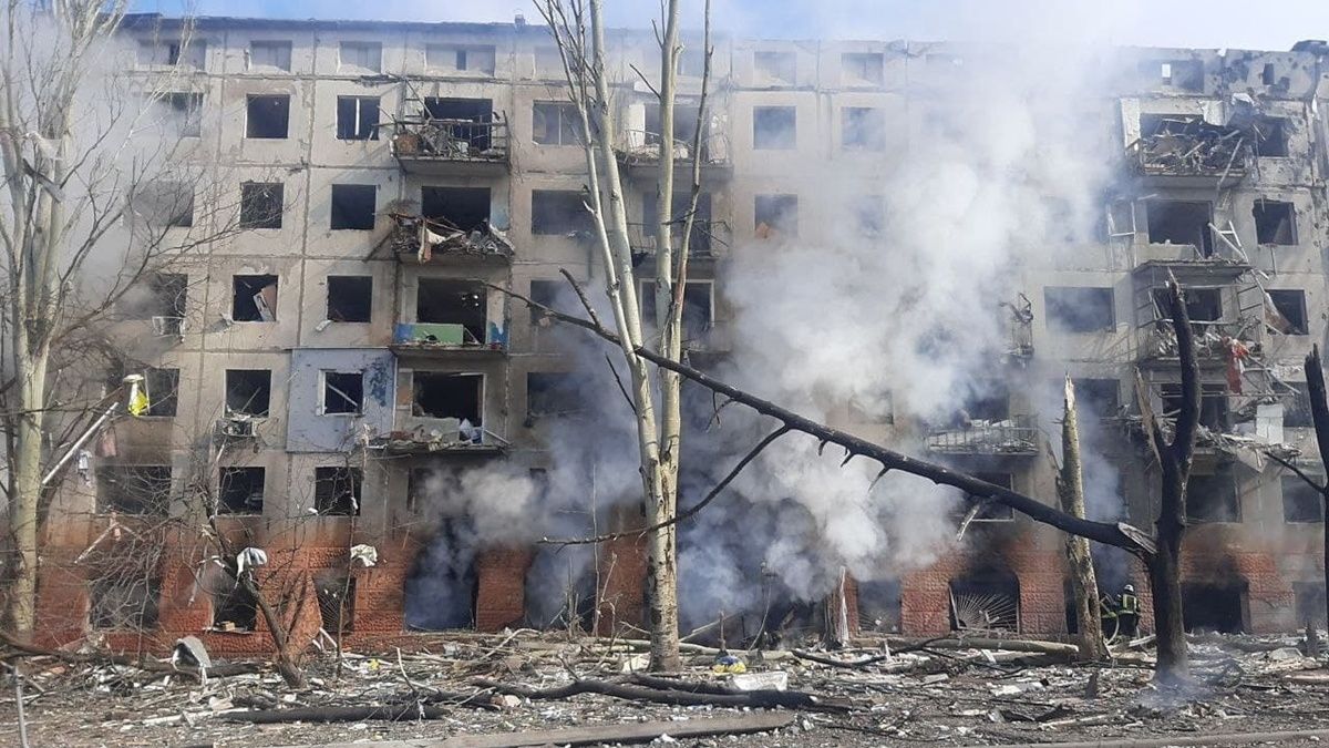 В Мариуполе рашисты сбросили бомбы на школу, где прятались около 400 человек