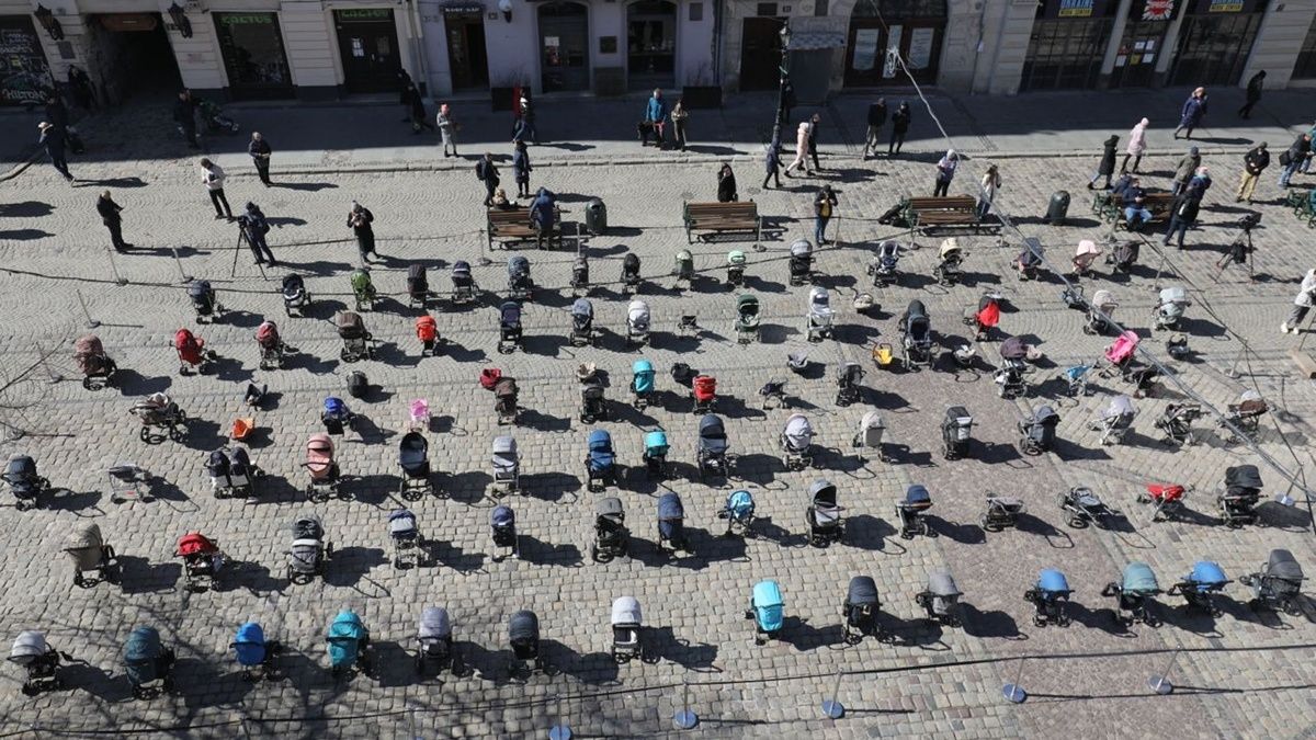 Российские оккупанты убили 109 детей: в центре Львова выставили пустые детские коляски и просят закрыть небо над Украиной
