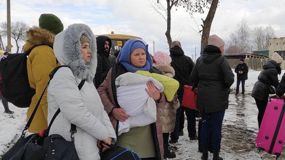 Вывозят в фильтрационные лагеря: оккупанты насильно заставляют мирных жителей выезжать из Мариуполя в россию