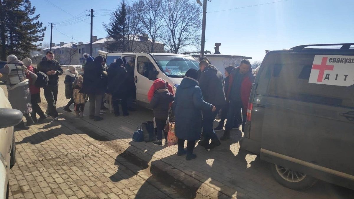 Жители Кременной из-за обстрелов остались без света