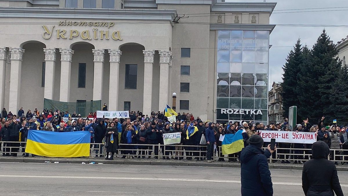 В Херсоне людей просят не приводить детей на митинги