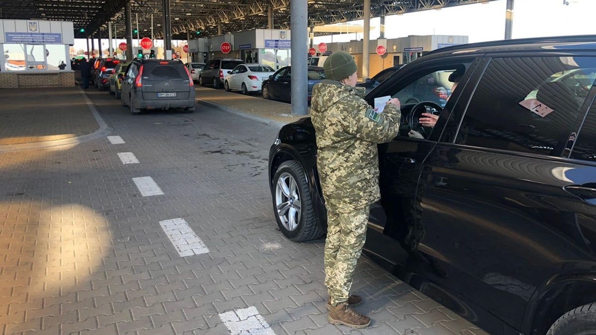 В Закарпатской области пограничников пытались задавить микроавтобусом