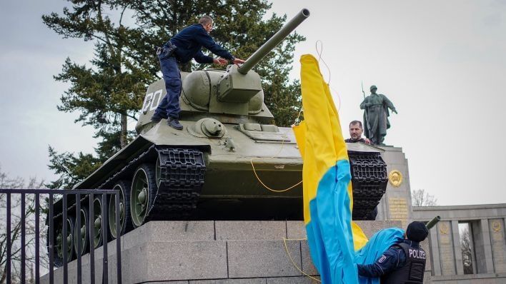 В Берлине советские танки украшают украинскими флагами