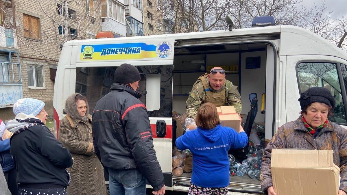 Оккупанты открыли огонь по мирному городу Марьинке: полицейские под обстрелом эвакуировали раненых жителей