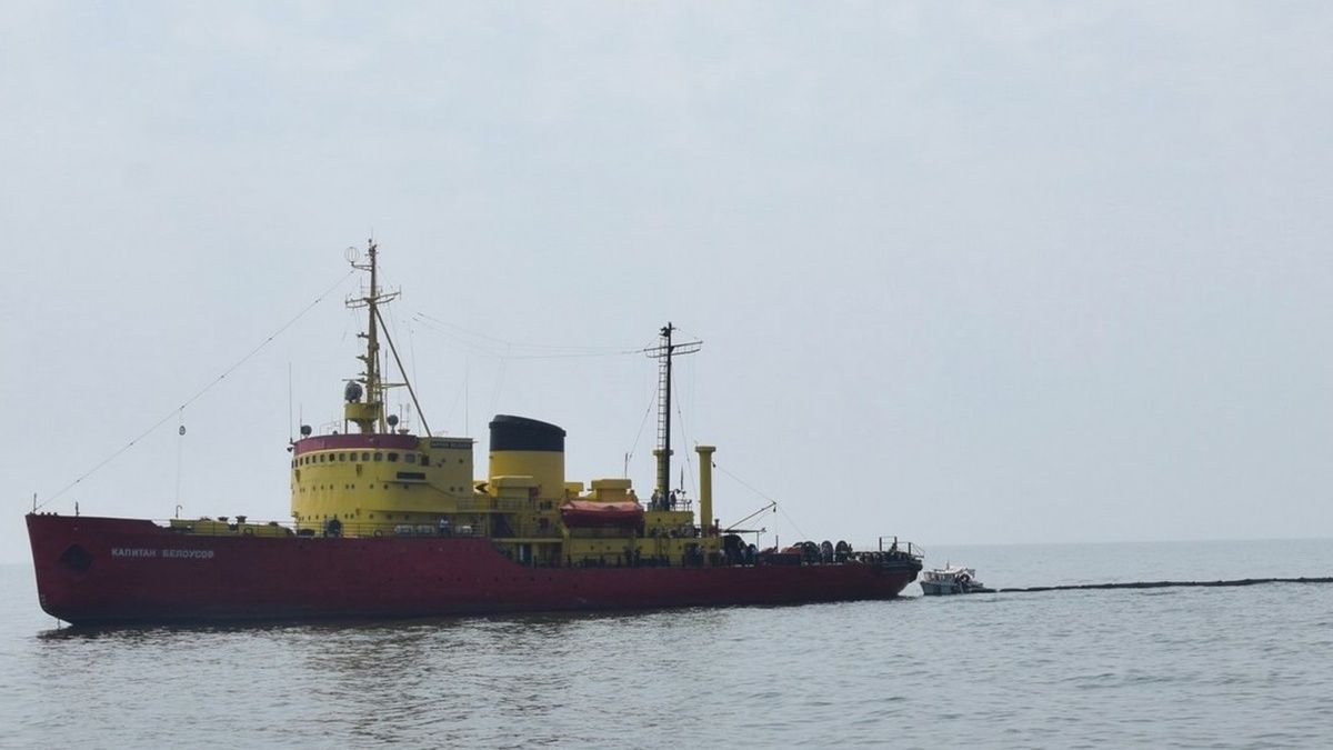 Бойовики обстріляли криголам у порту Маріуполя: одна людина загинула