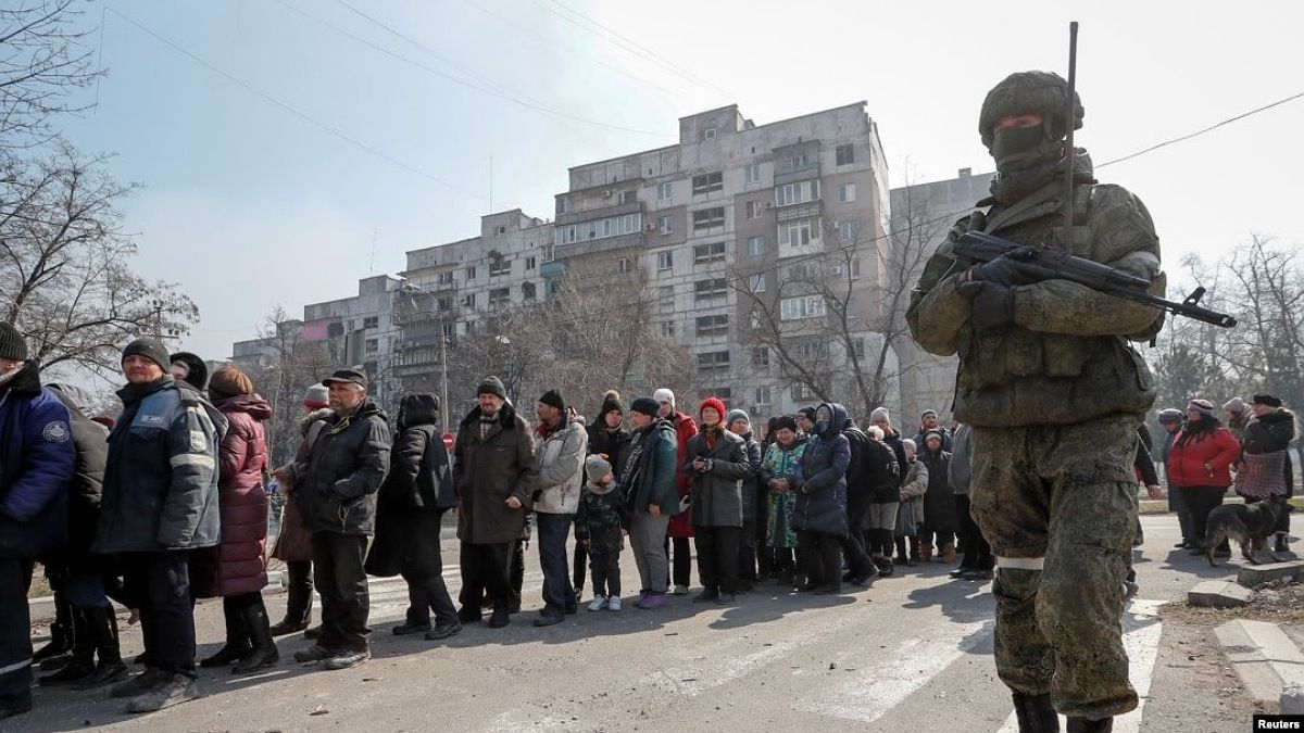 Без одежды, обуви и нормального питания: более 400 депортированных мариупольцев заперли в лагере в россии