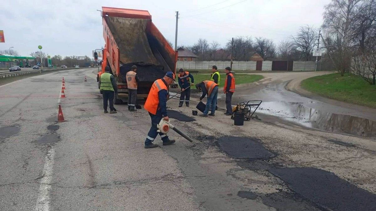 Харківські дорожники, попри небезпеку, відновлюють ключові маршрути області – Укравтодор