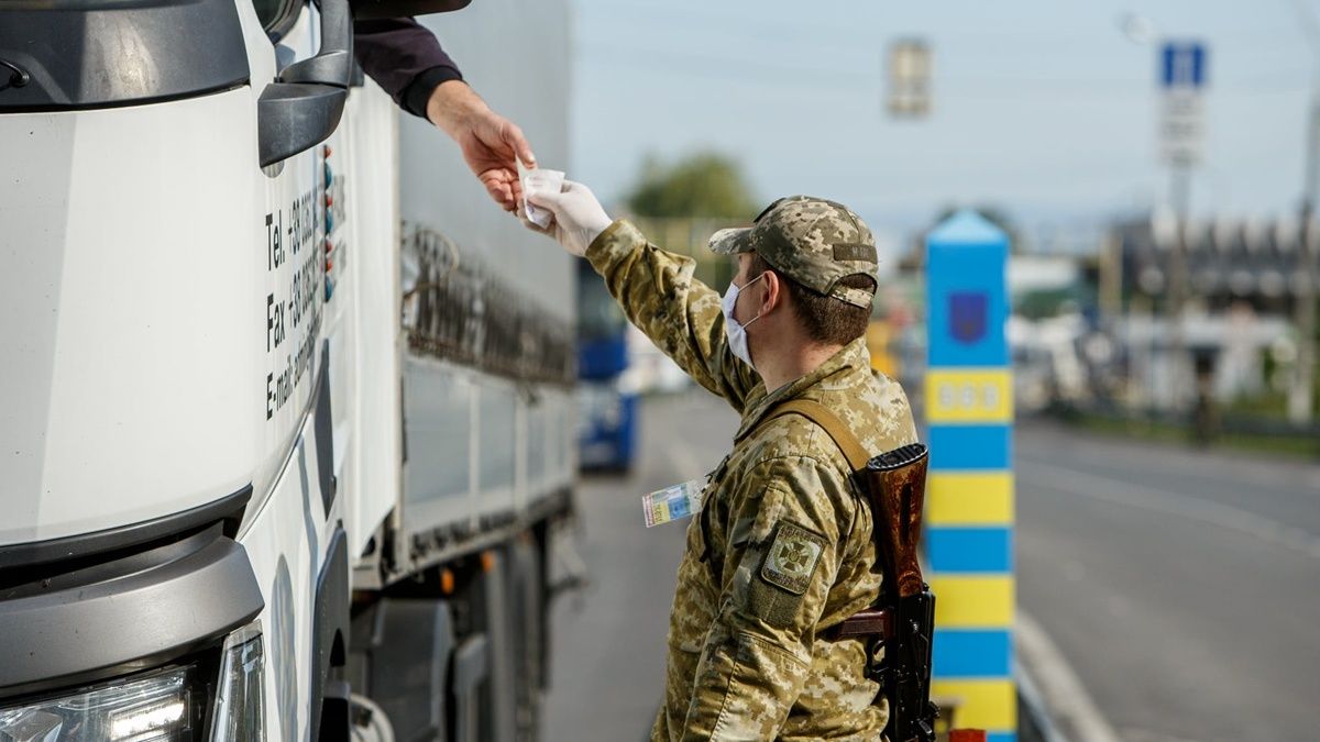 Чоловіки під виглядом далекобійників намагаються виїхати з України