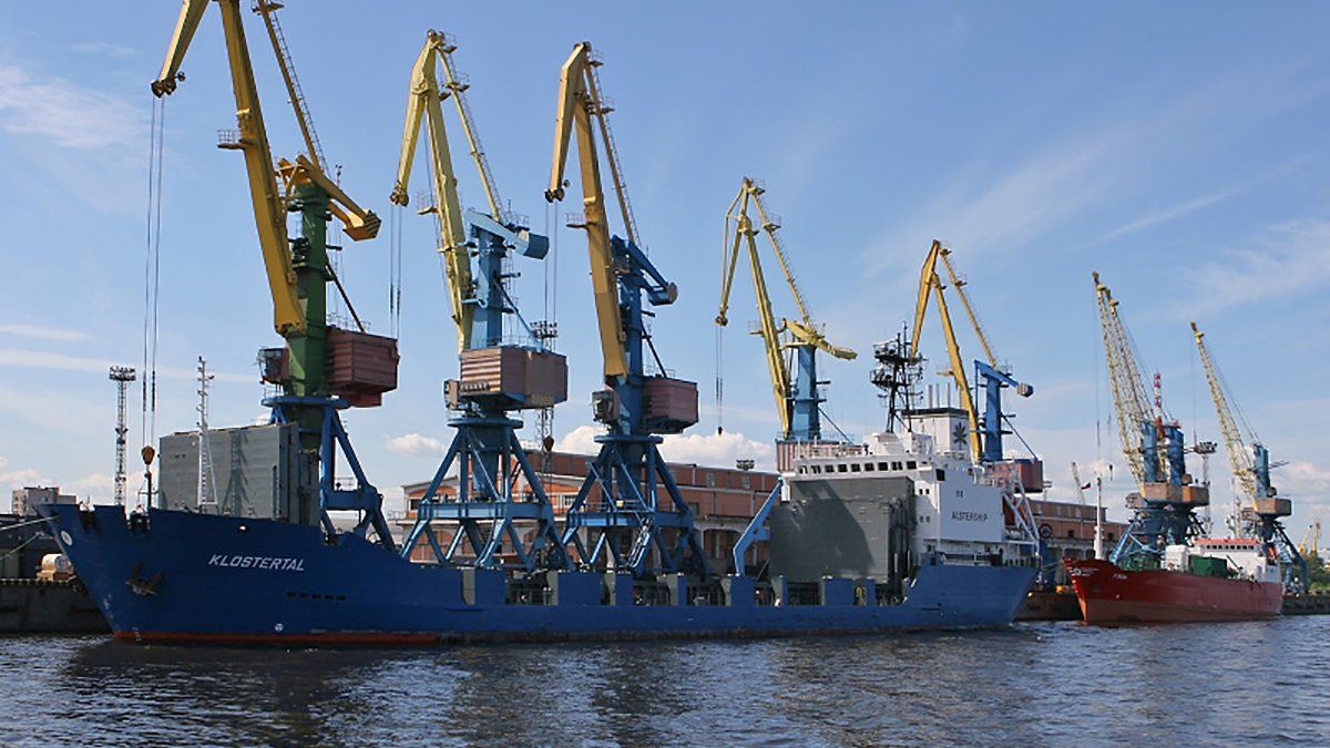 Окупанти взяли в полон членів екіпажу ще одного судна у порті Маріуполя – Денисова
