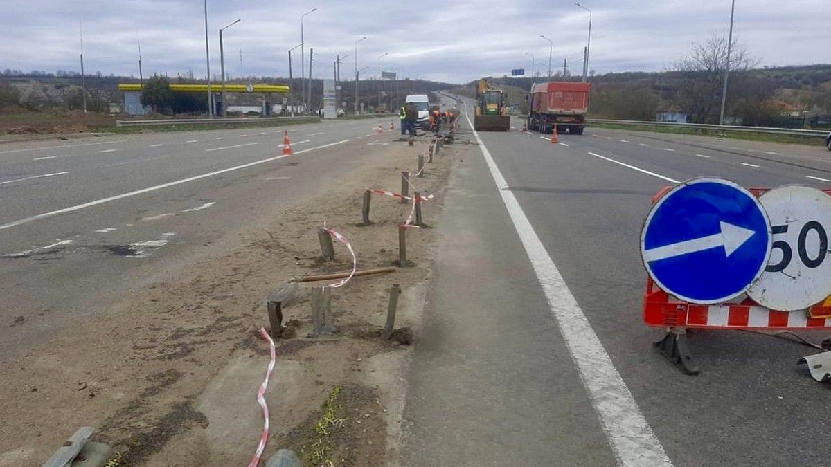На Одещині дорожники наводять лад на маршрутах до кордону та в напрямку Києва