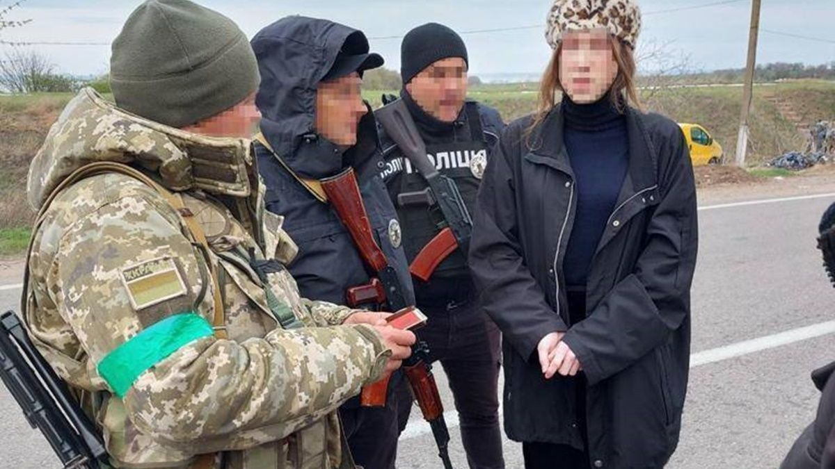 Леопардовый берет, длинные волосы и юбка: парень на такси пытался выехать из Одесской области в Молдову