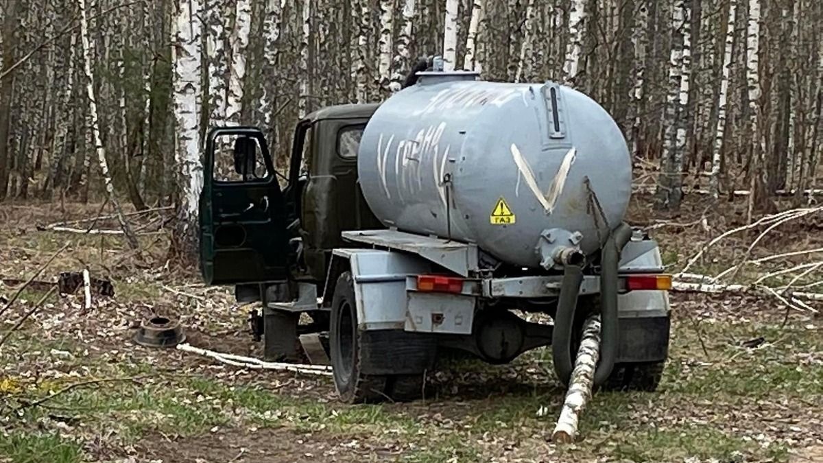 Россияне попутали машину для очистки выгребных ям с бензовозом и украли у украинцев