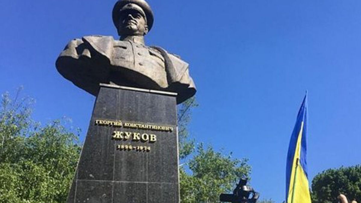 В Харькове демонтировали памятник Георгию Жукову