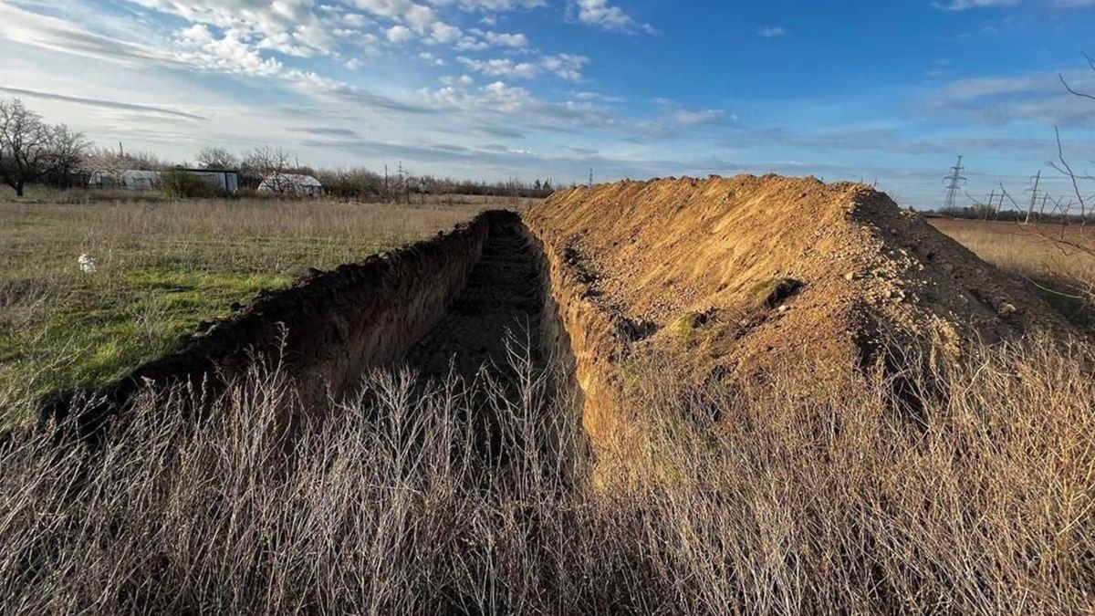 Оккупанты роют окопы возле курортной Кирилловки, а на базах отдыха установили системы «Град»