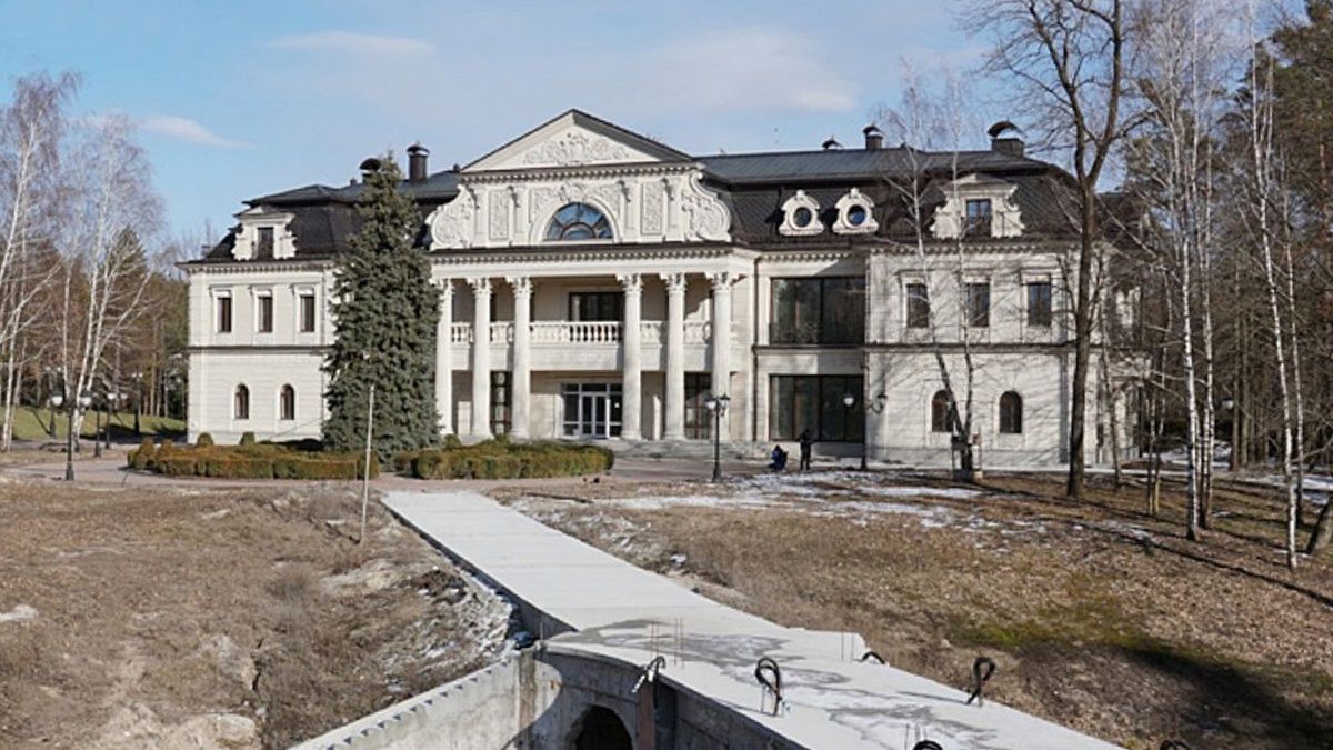 Яйца Фаберже, сотня картин, 20 швейцарских часов и оружие: у Медведчука и его жены провели обыски