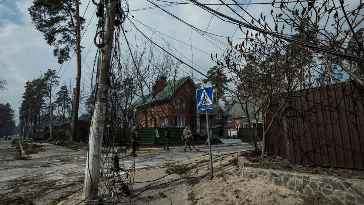 В Ирпене нашли мощную авиабомбу: жителей просят перейти в центральную часть города