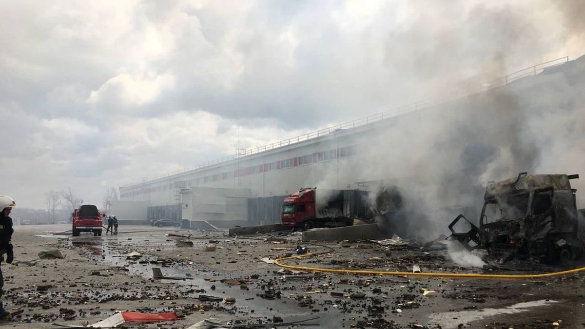 Оккупанты обстреляли предприятие в Харьковской области, возник пожар: один человек погиб, ещё шесть – в больнице