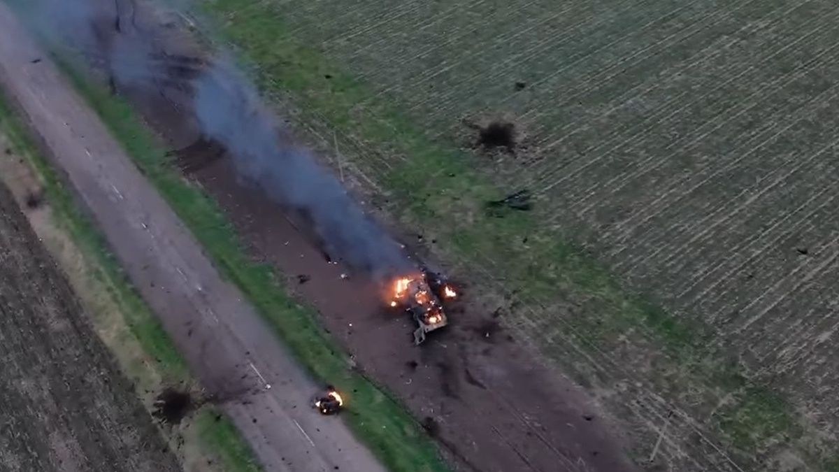 Украинские военные уничтожили в поле вражескую БМП, весь экипаж погиб: видео
