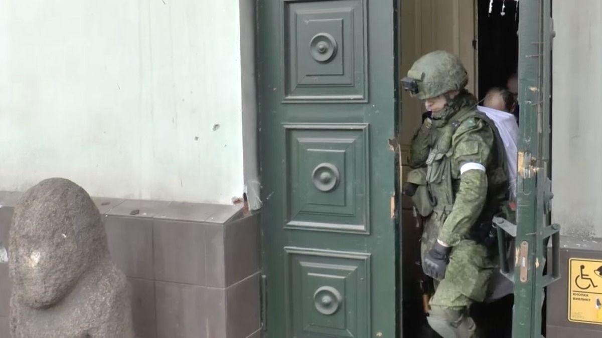 Окупанти грабують музеї Маріуполя. Вони хочуть направити експонати до рф