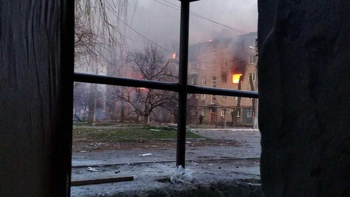 Оккупанты продолжают обстреливать Луганскую область: горят дома и квартиры, есть погибший