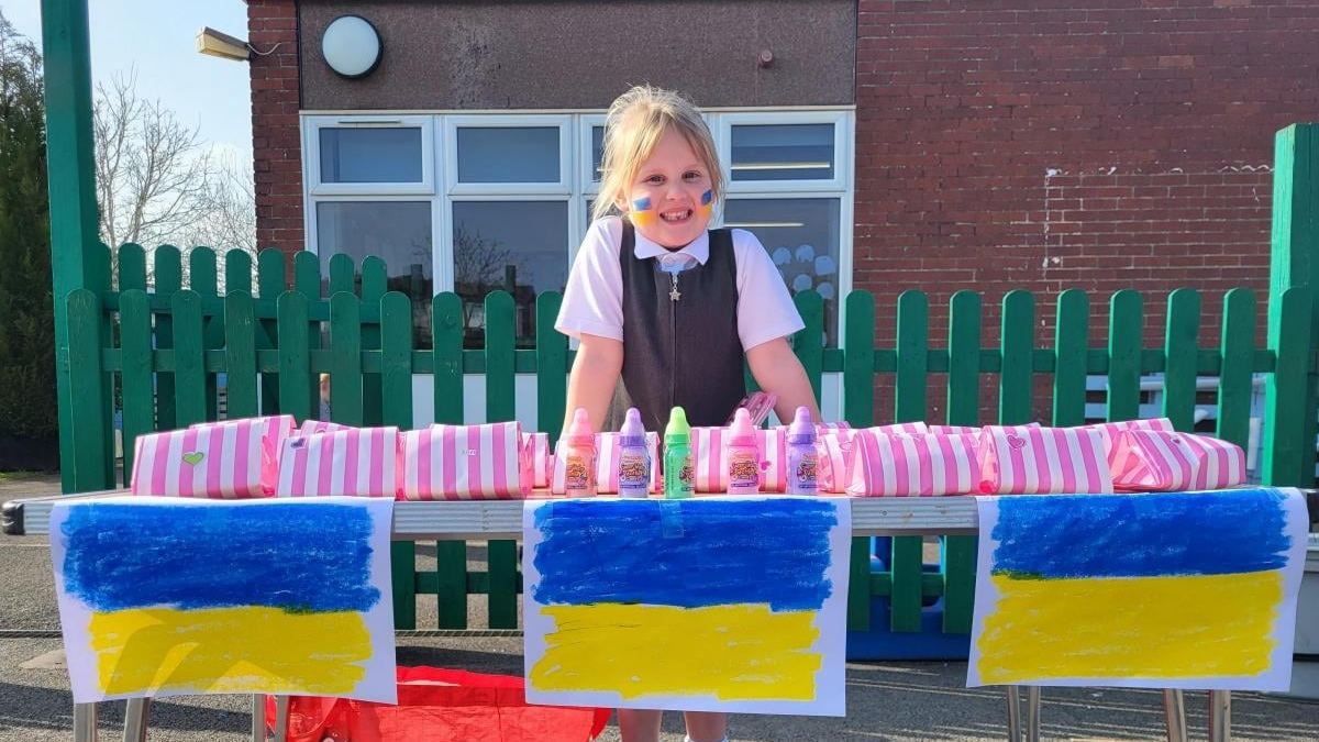 У Великій Британії дві маленькі дівчинки зібрали майже 16 тисяч гривень для допомоги українським біженцям