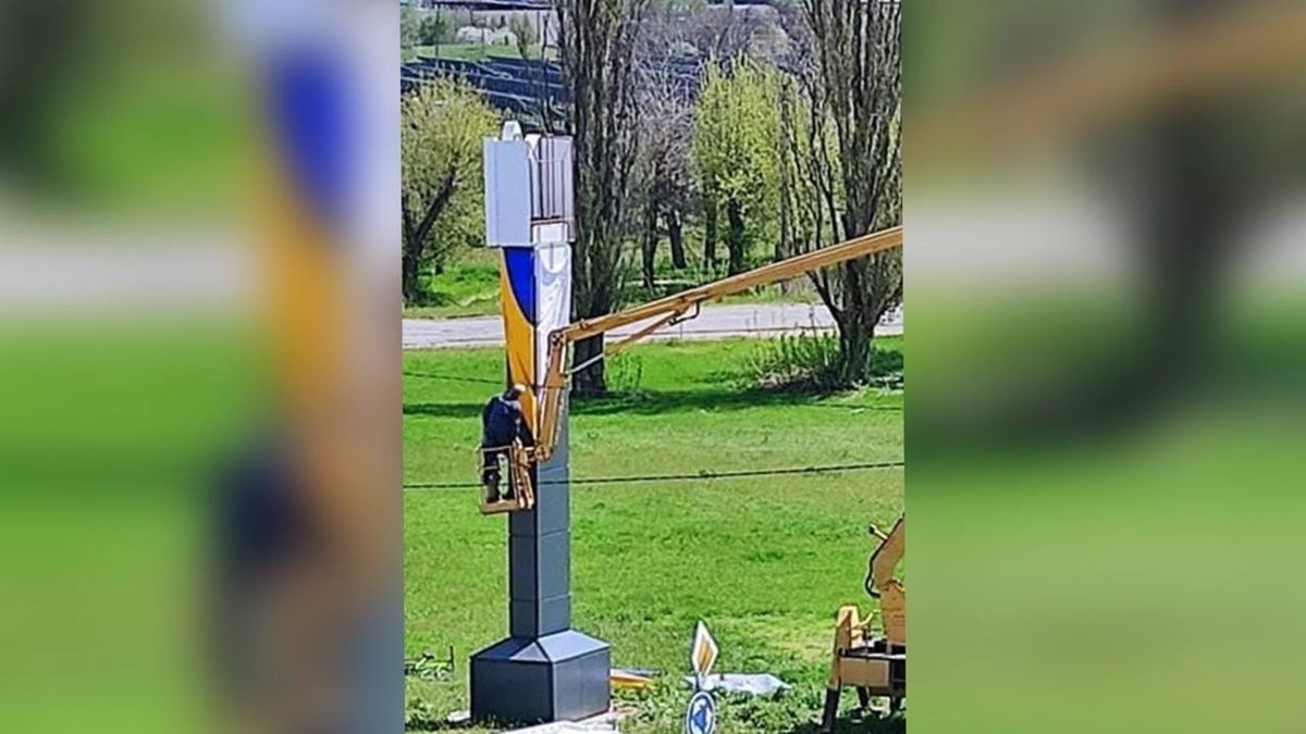Оккупанты в Каховке демонтируют стелу с гербом Украины