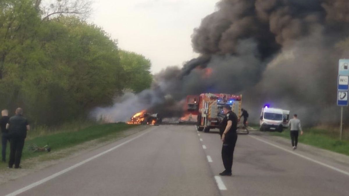 В Ровенской области в ДТП с бензовозом погибли 16 человек