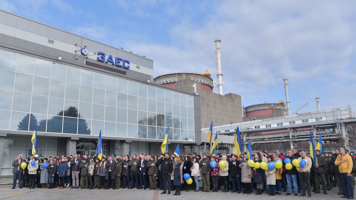 «Держат в заложниках»: оккупанты запретили руководителям Запорожской АЭС выезжать из Энергодара