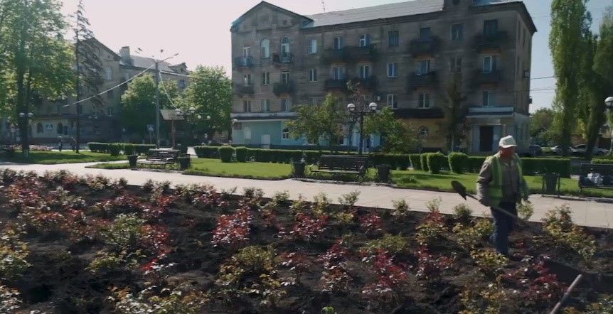 Буча получила из Донецкой области тысячи саженцев роз