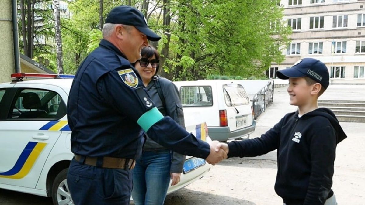 В Черновцах 11-летний мальчик-переселенец собрал деньги на 20 бронежилетов и тепловизор для ВСУ