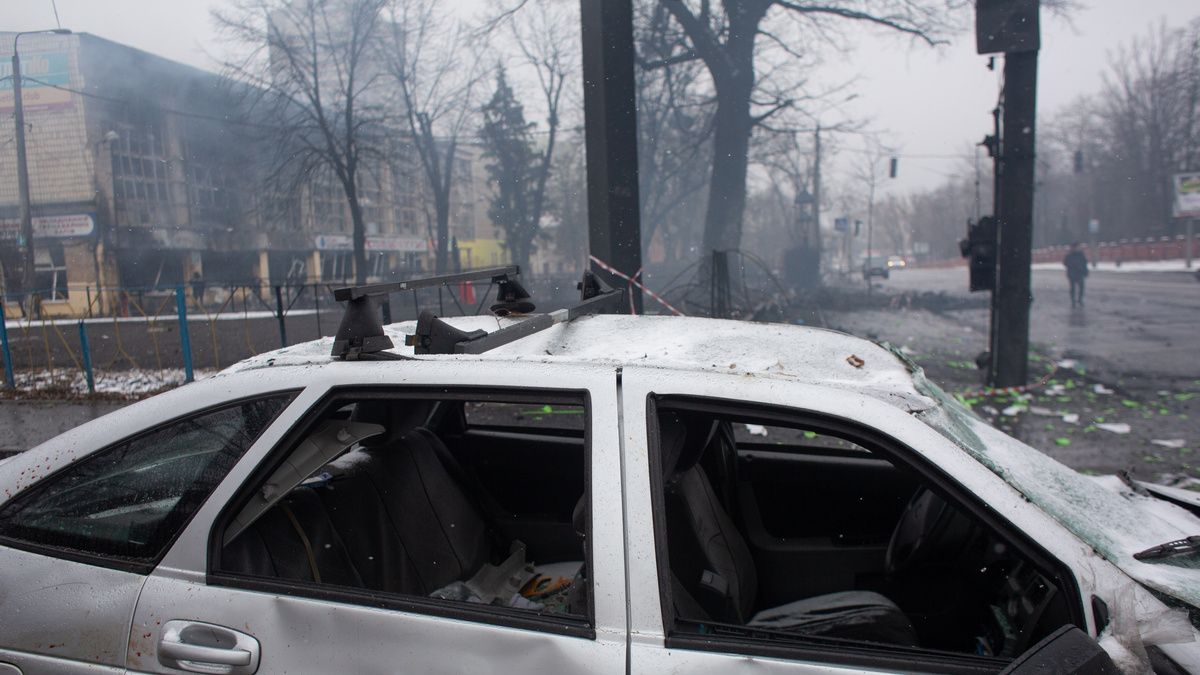 У Маріуполі рашисти обстріляли евакуаційний автомобіль, який їхав на "Азовсталь": загинув український захисник, ще 6 – поранено