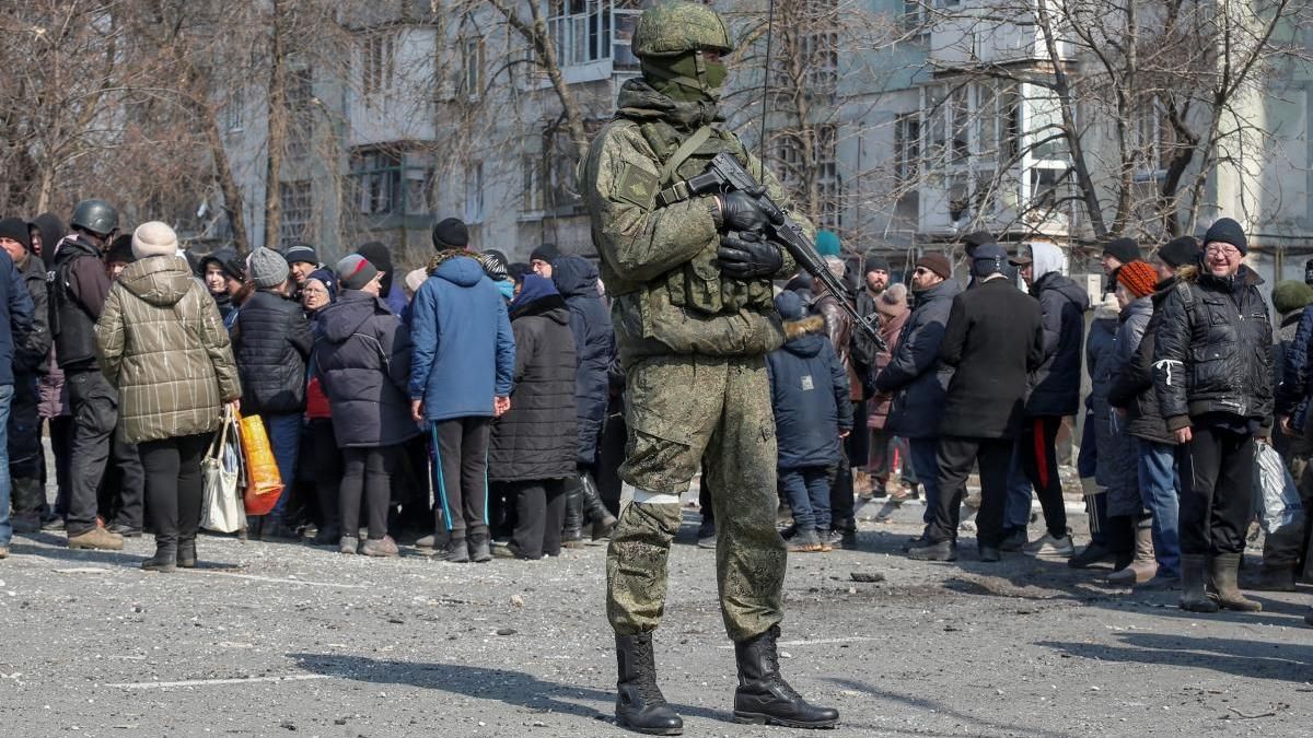 Оккупанты заставляют воспитателей детских садов и персонал банков из Донецка ехать работать в Мариуполь — разведка