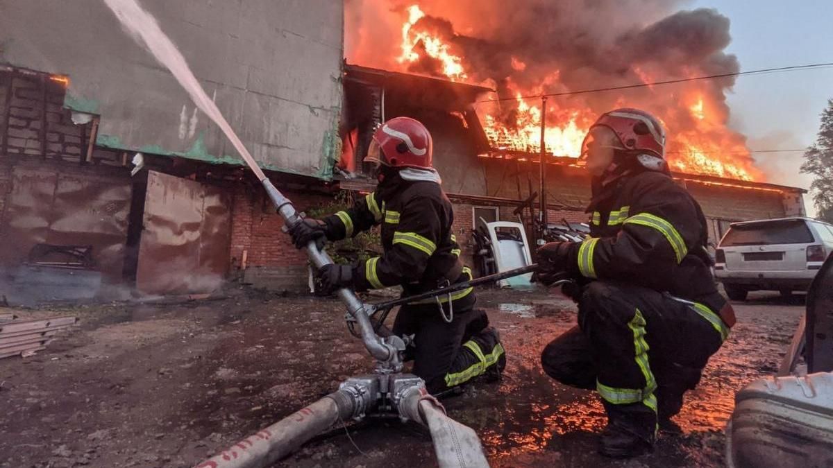 В Харьковской области снаряд оккупантов попал в ангар: погибли три человека, ещё 5 ранены