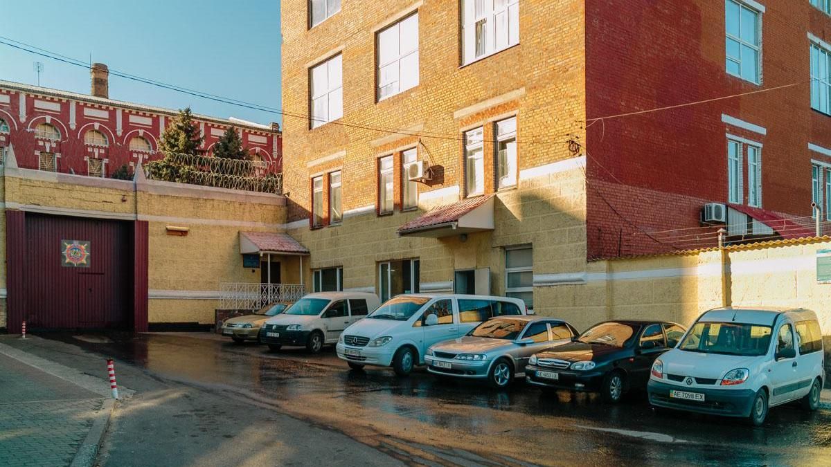 Окупанти закидали камери світлошумовими гранатами та відкрили вогонь з автоматів у СІЗО у Херсоні: вбито ув'язненого