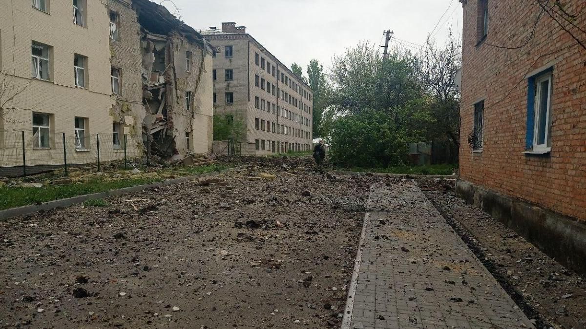 Армия рф нанесла удар по Торецку: возле магазина женщине перебило осколками ноги