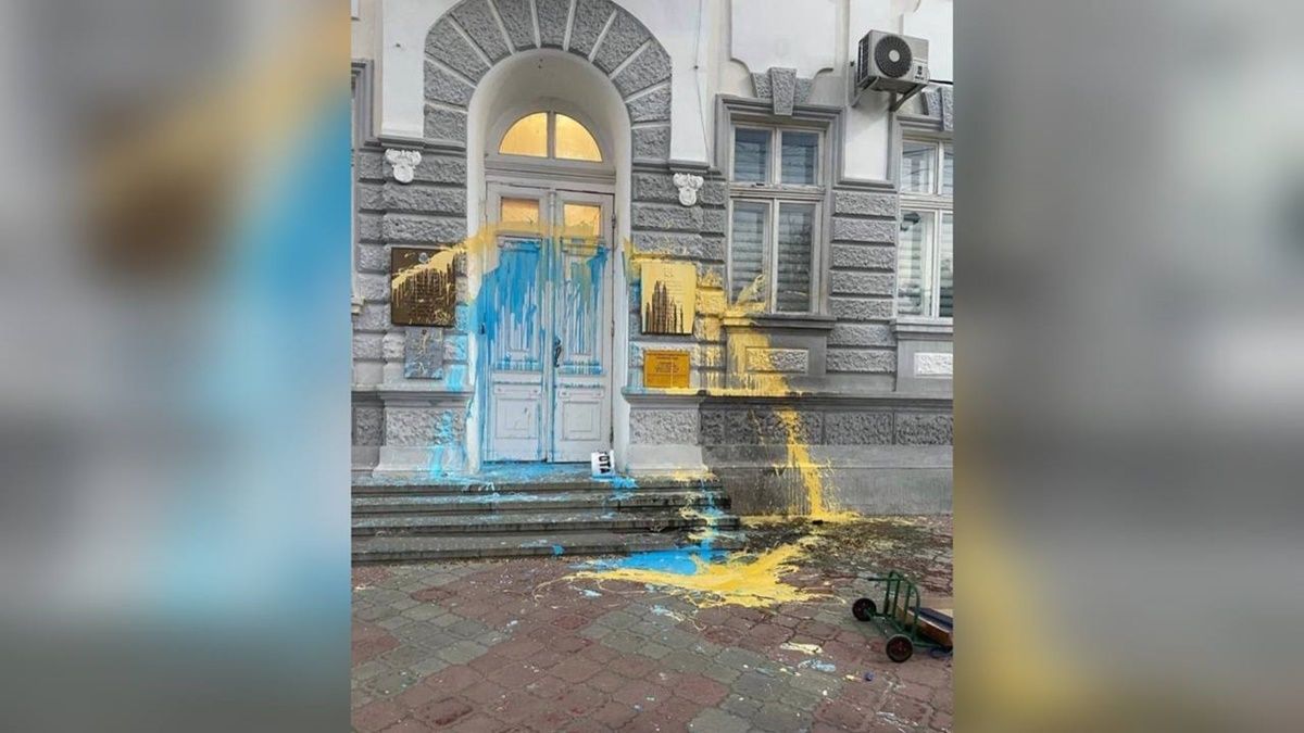 У Криму будівлю окупаційної адміністрації облили блакитною та жовтою фарбою