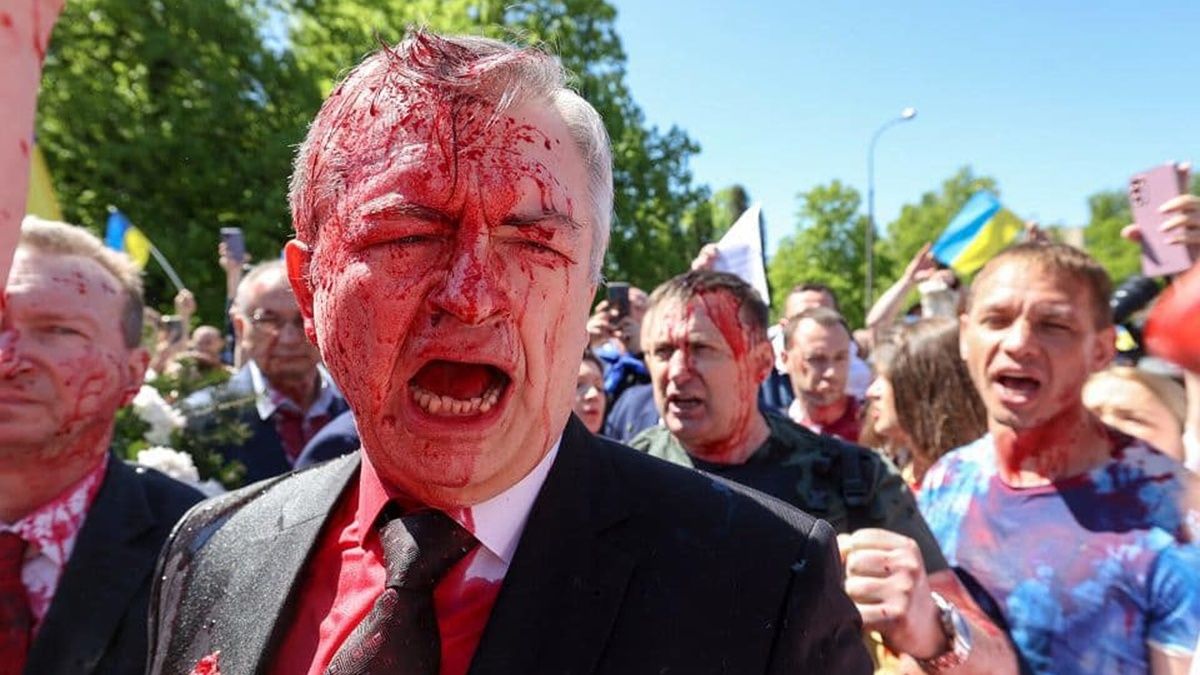 Украинской активистке, которая облила российского посла «кровью» в Польше, угрожают