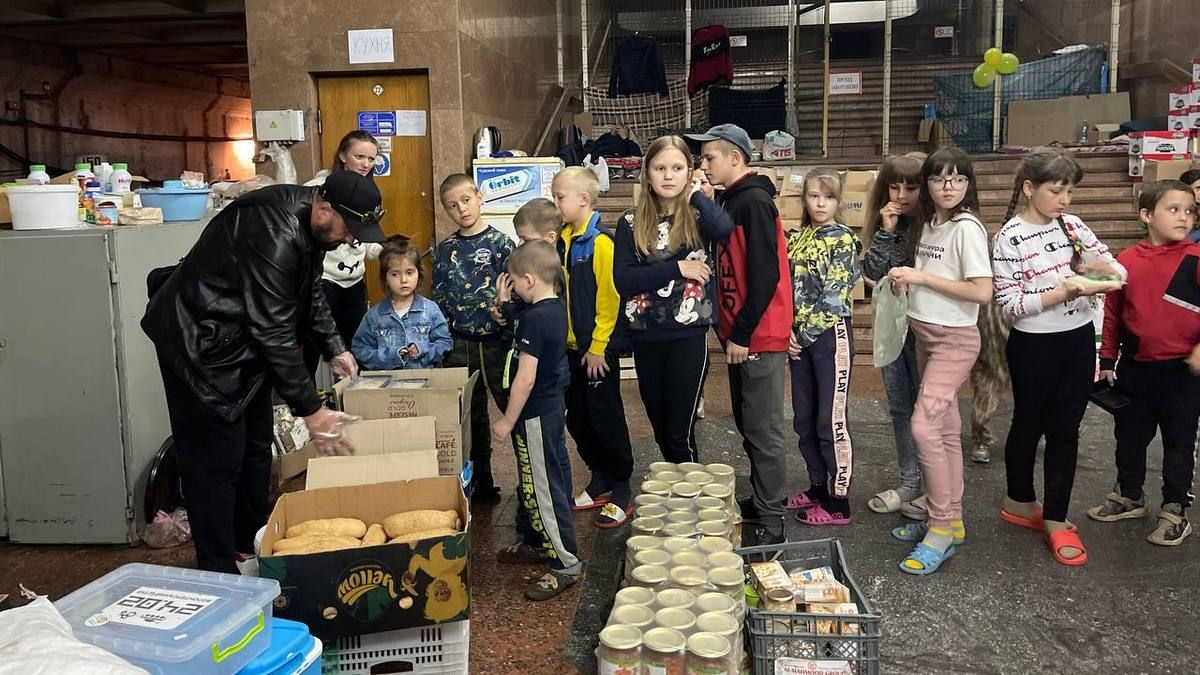 Харьковский волонтёр стал волшебником для детей, живущих в метро