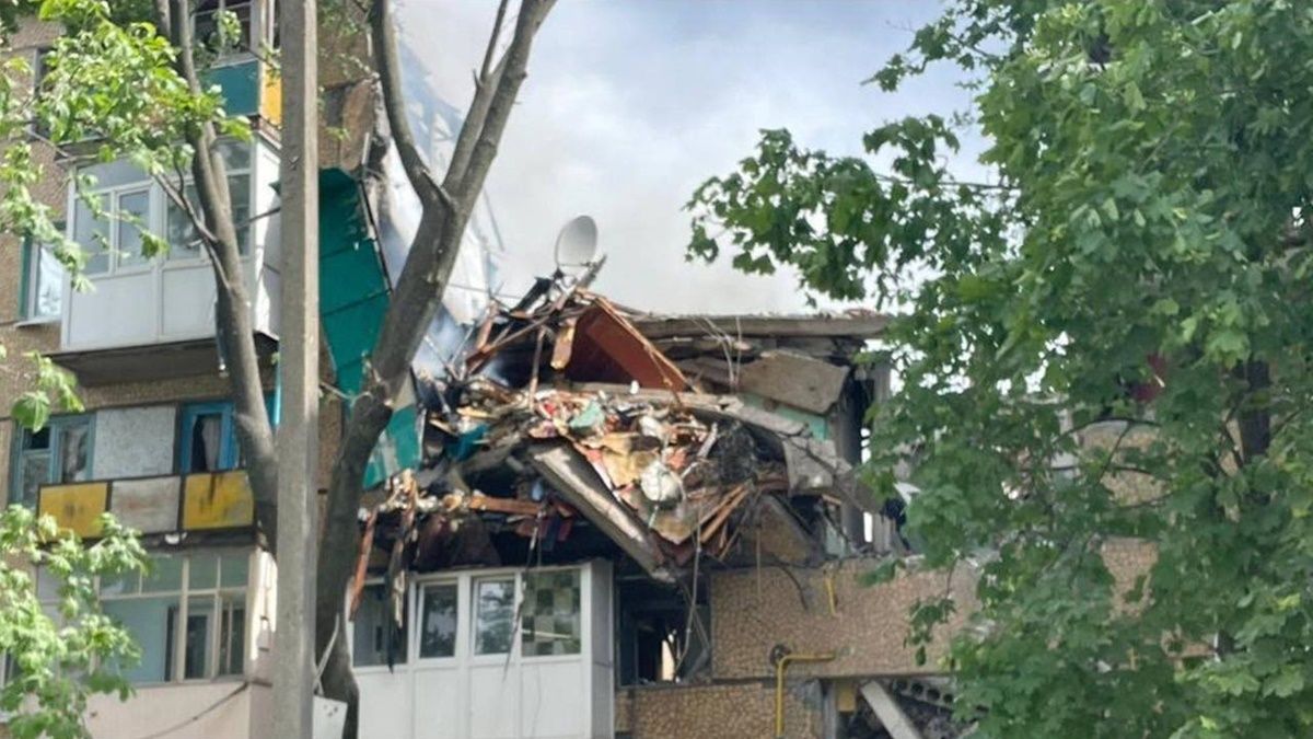 Атака оккупантов на Бахмут: от попадания снаряда в пятиэтажку погибли три человека, среди раненых – трое детей