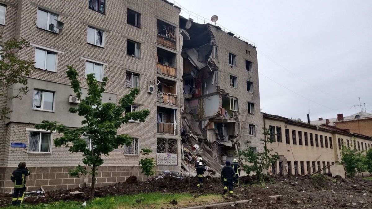 В Бахмуте снаряды оккупантов попали в пятиэтажку, частный дом и админздание: из-под завалов удалось спасти 6 человек