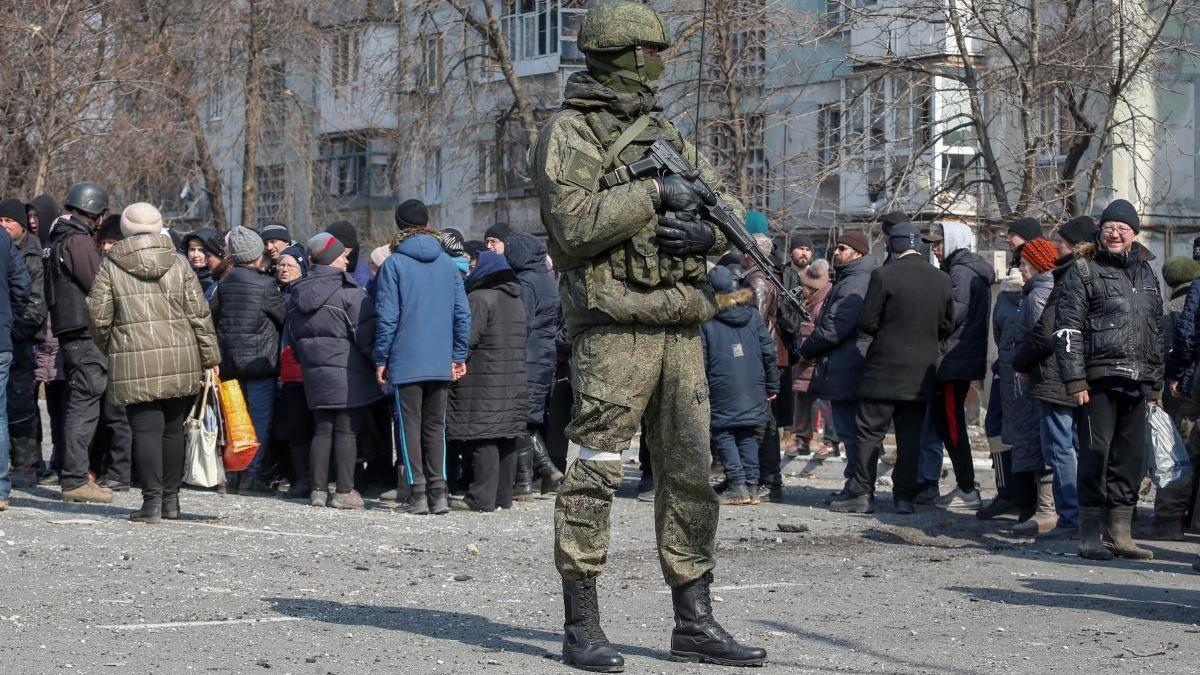 В Мариуполе рашисты не позволяют жителям отказаться от эвакуации в россию