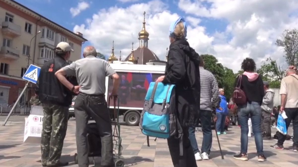 В Мариуполе орки запустили три «пропаганда-авто» и установили телевизоры, где крутят российские новости