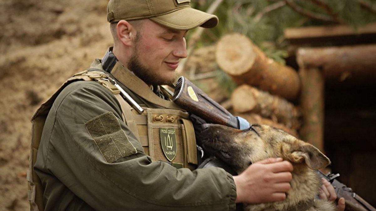 Бачить чужого і одразу подає сигнал: нацгвардієць знайшов собі чотирилапого помічника під час боїв з окупантами у Київській області