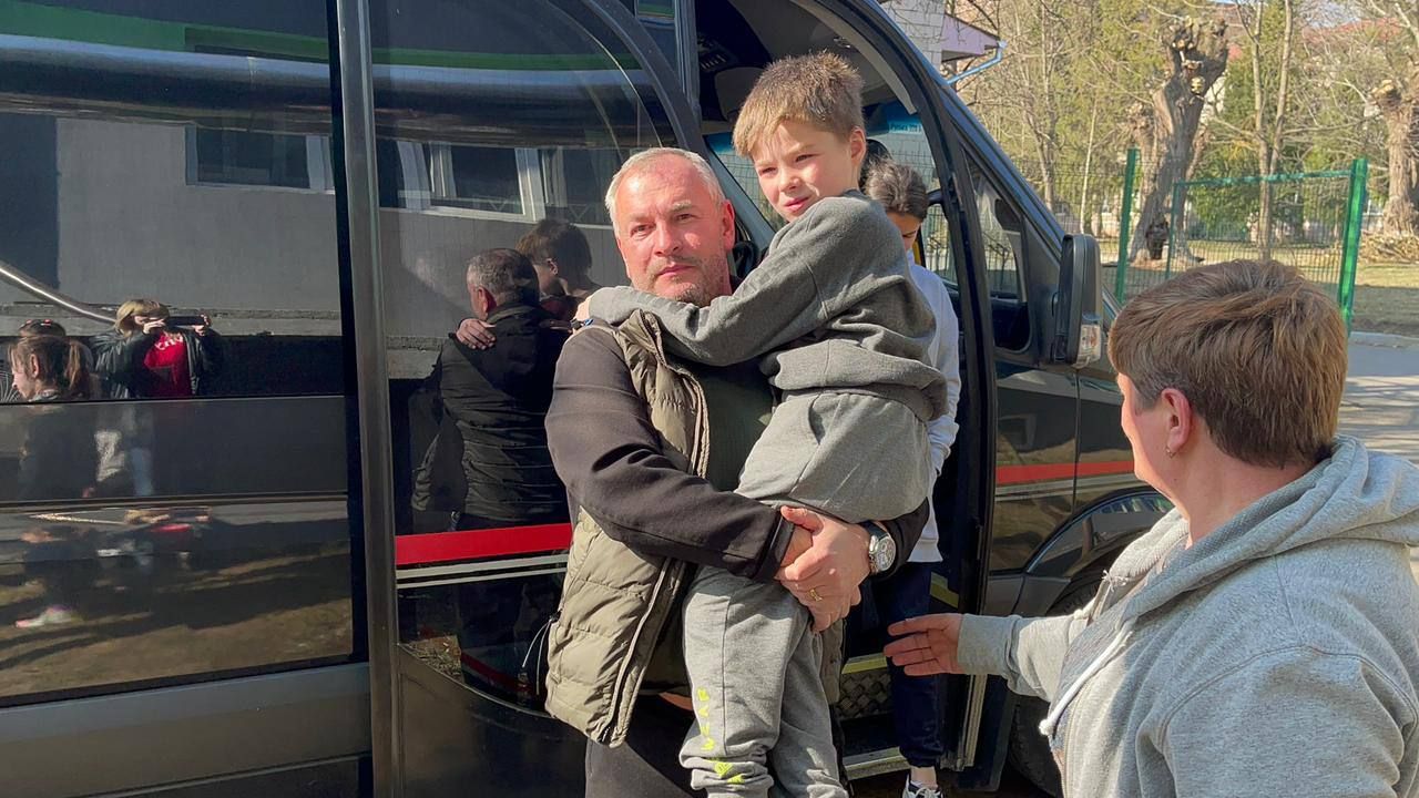 Втік із лікарні, щоб допомагати дітям: харківський волонтер Юрій Гордієнко під час війни евакуював 800 вихованців дитячих будинків