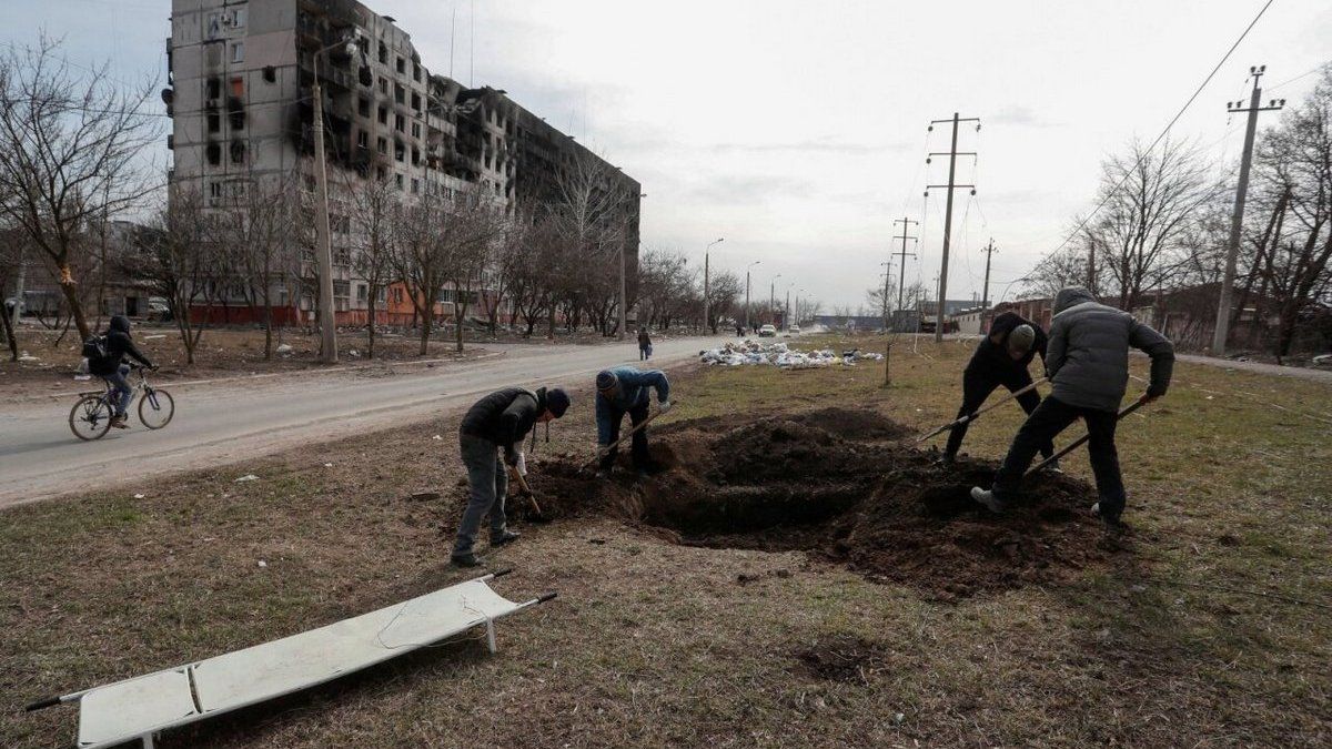 В Мариуполе оккупанты похоронили в братских могилах не менее 16 тысяч человек