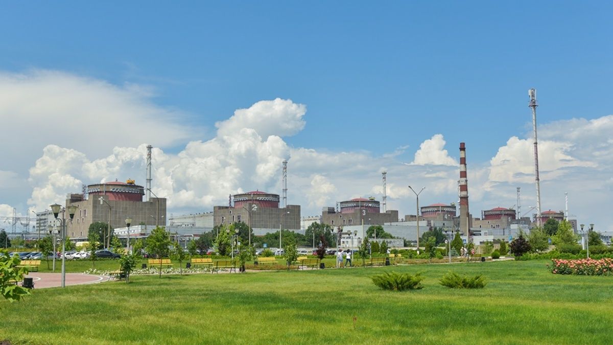 На площадке Запорожской АЭС находится около 500 оккупантов, тяжелая техника, взрывчатка
